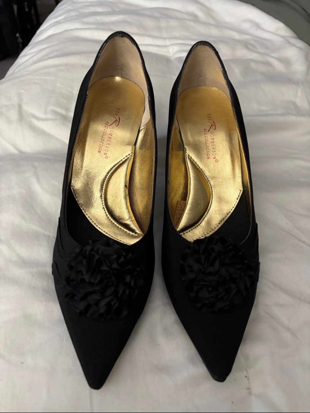 Ros Hommerson Black Pointed Toe Floral Accent Heels/6.5 W
